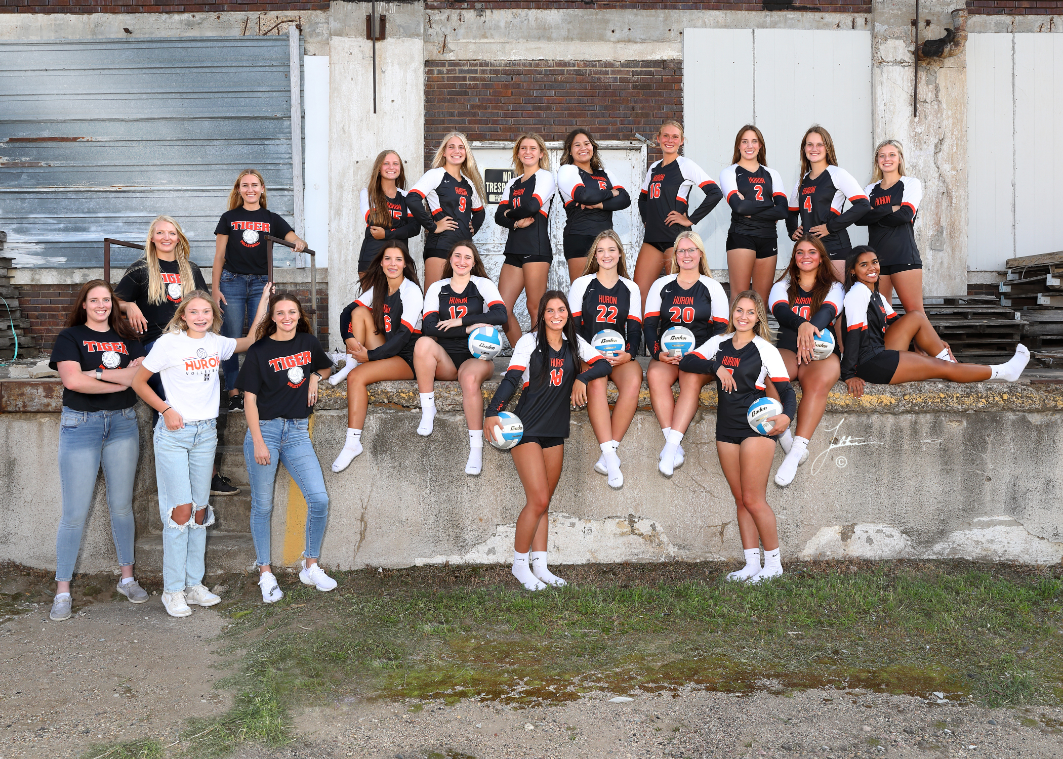 Huron Varsity Volleyball 2023.jpg